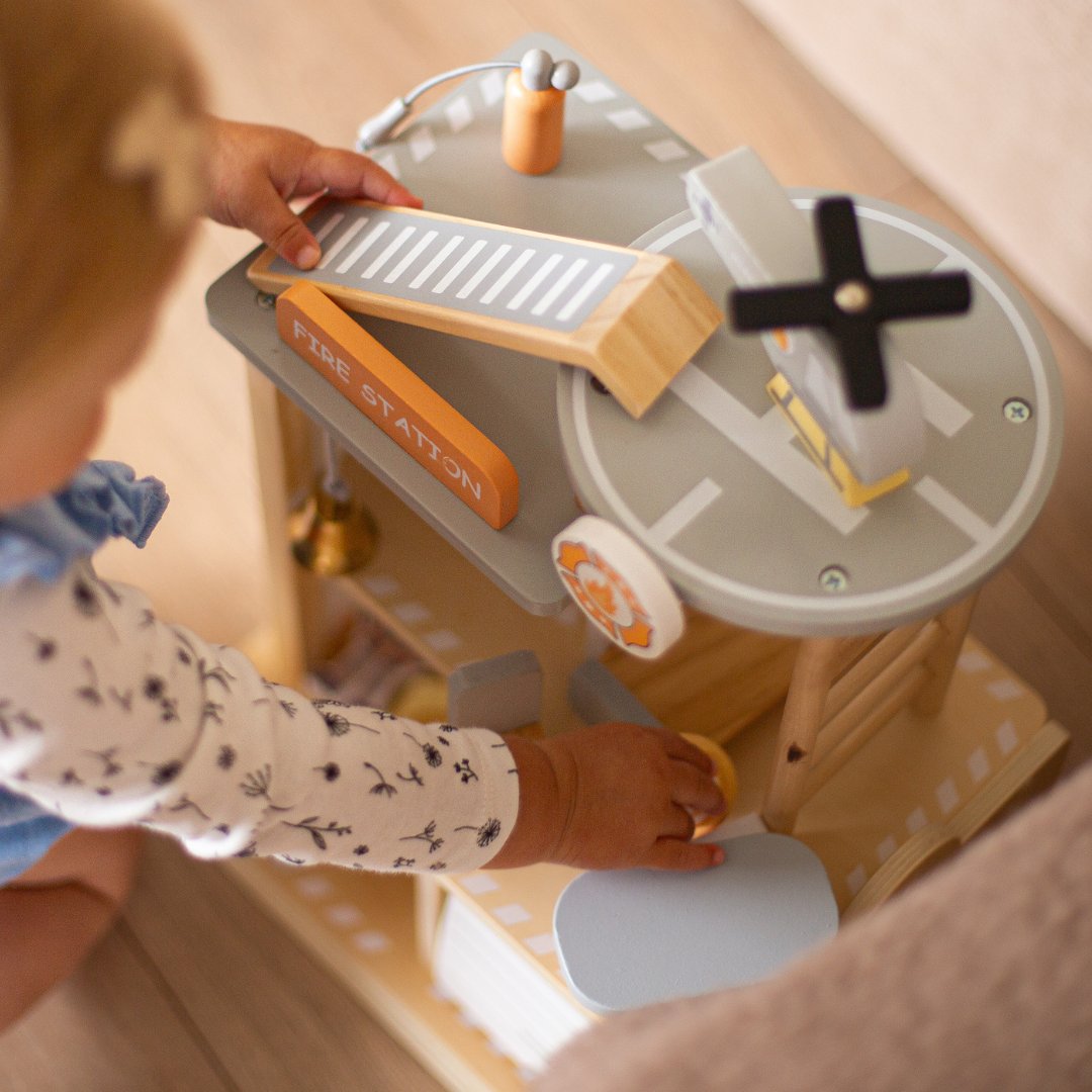 Hölzerne Feuerwache mit Zubehör, Feuerwehr