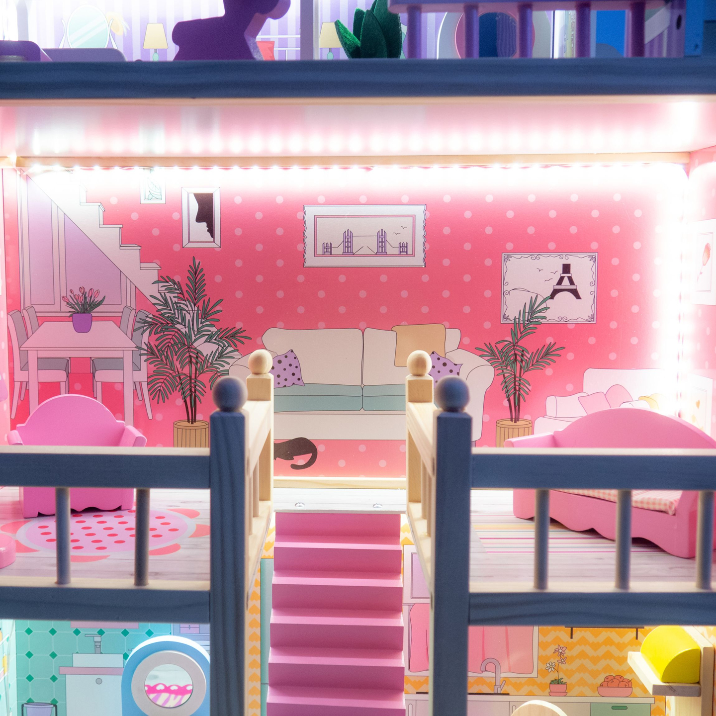 Großes 3-stöckiges Holzpuppenhaus mit Terrasse, Möbelset und LED-Beleuchtung!