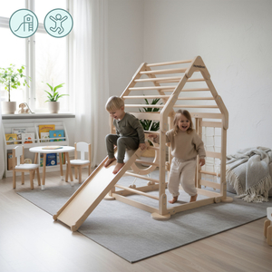 Indoor-Spielplatz aus Holz für Kinder – ein Haus mit Leitern und Rutsche