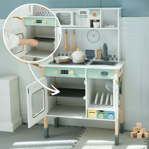 Interaktive Küche mit Waschmaschine, Geschirrspüler und Kreidetafel