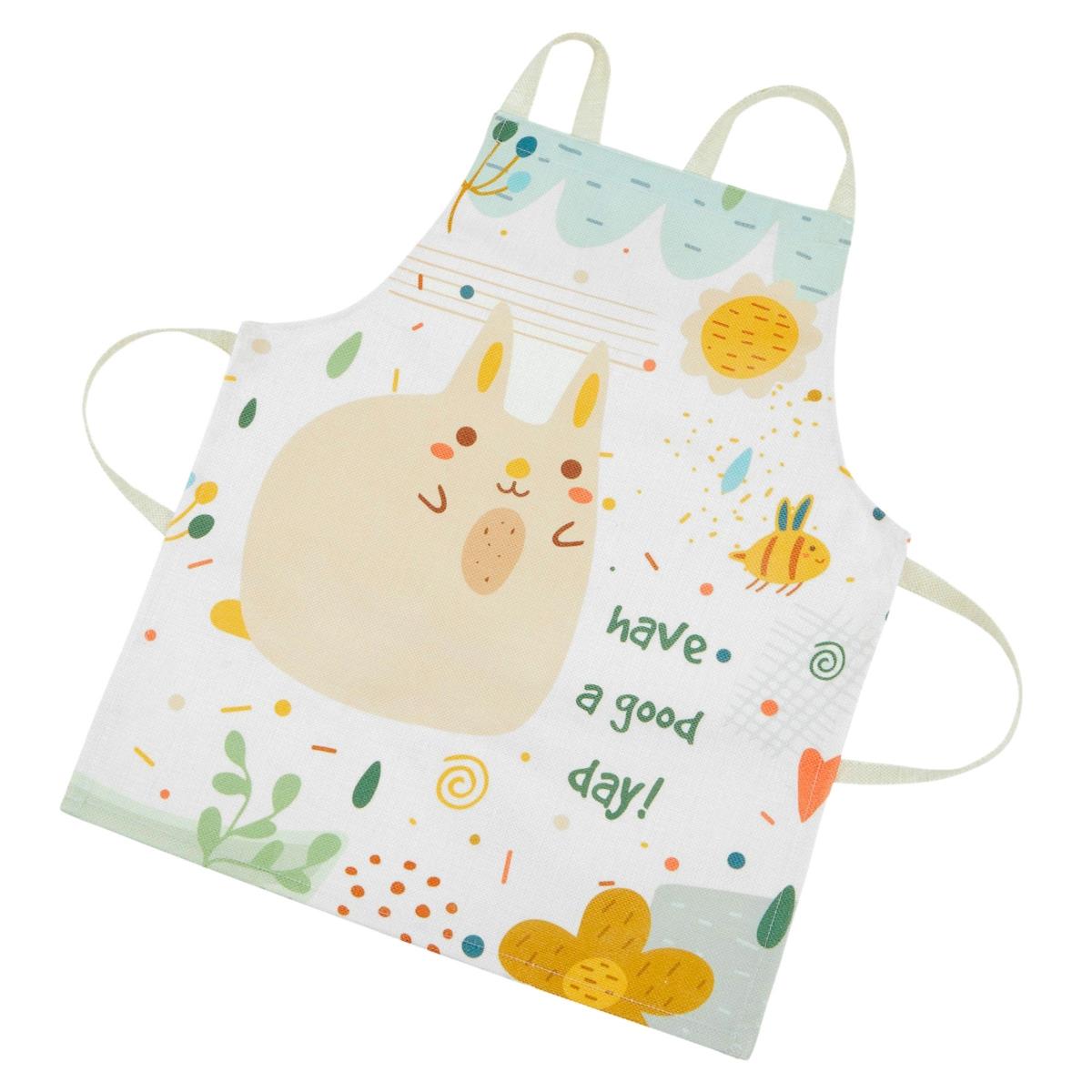 Weiße Holzküche mit Zubehör und Schürze