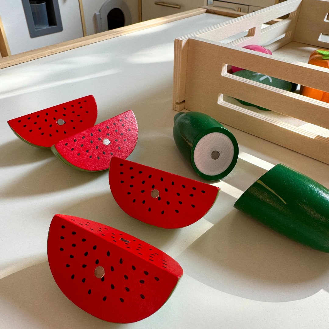 Obst und Gemüse aus Holz zum Schneiden