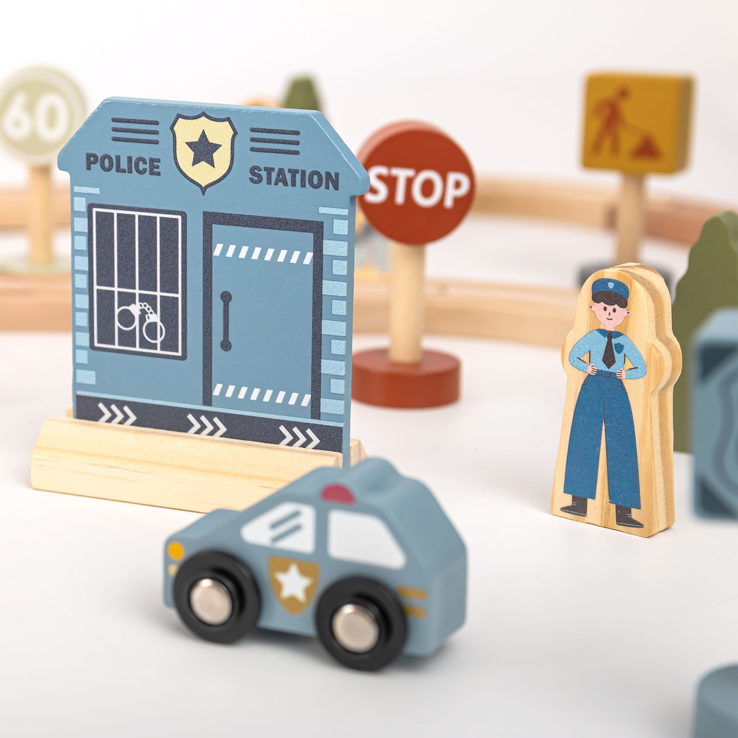 Hölzerne Stadteisenbahn mit elektrischer Lokomotive – beweglicher Kran, Schiff, Brücken