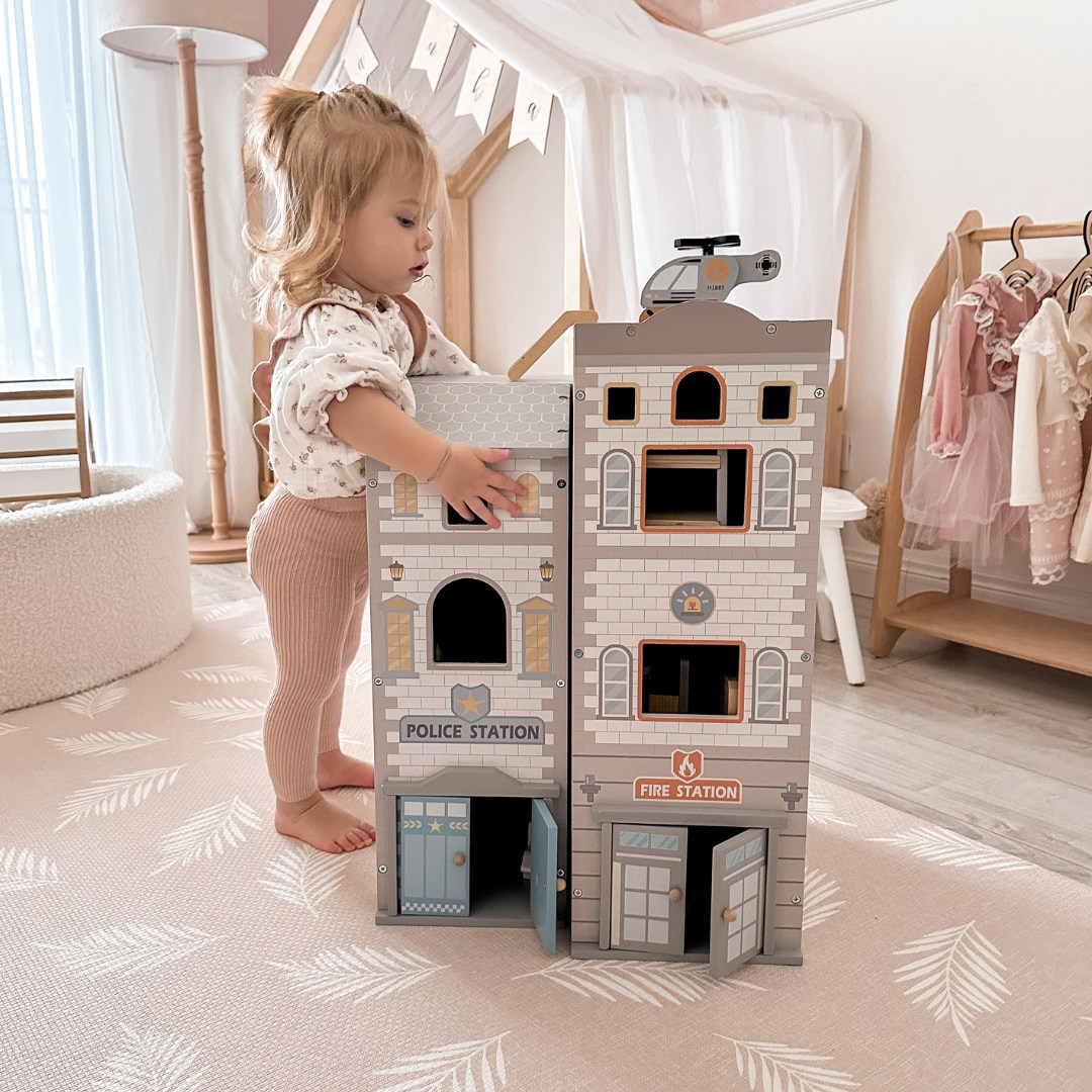 Große klappbare Feuerwache mit Polizeistation - Set aus Holz. Feuerwache und Polizeistation mit Zubehör.