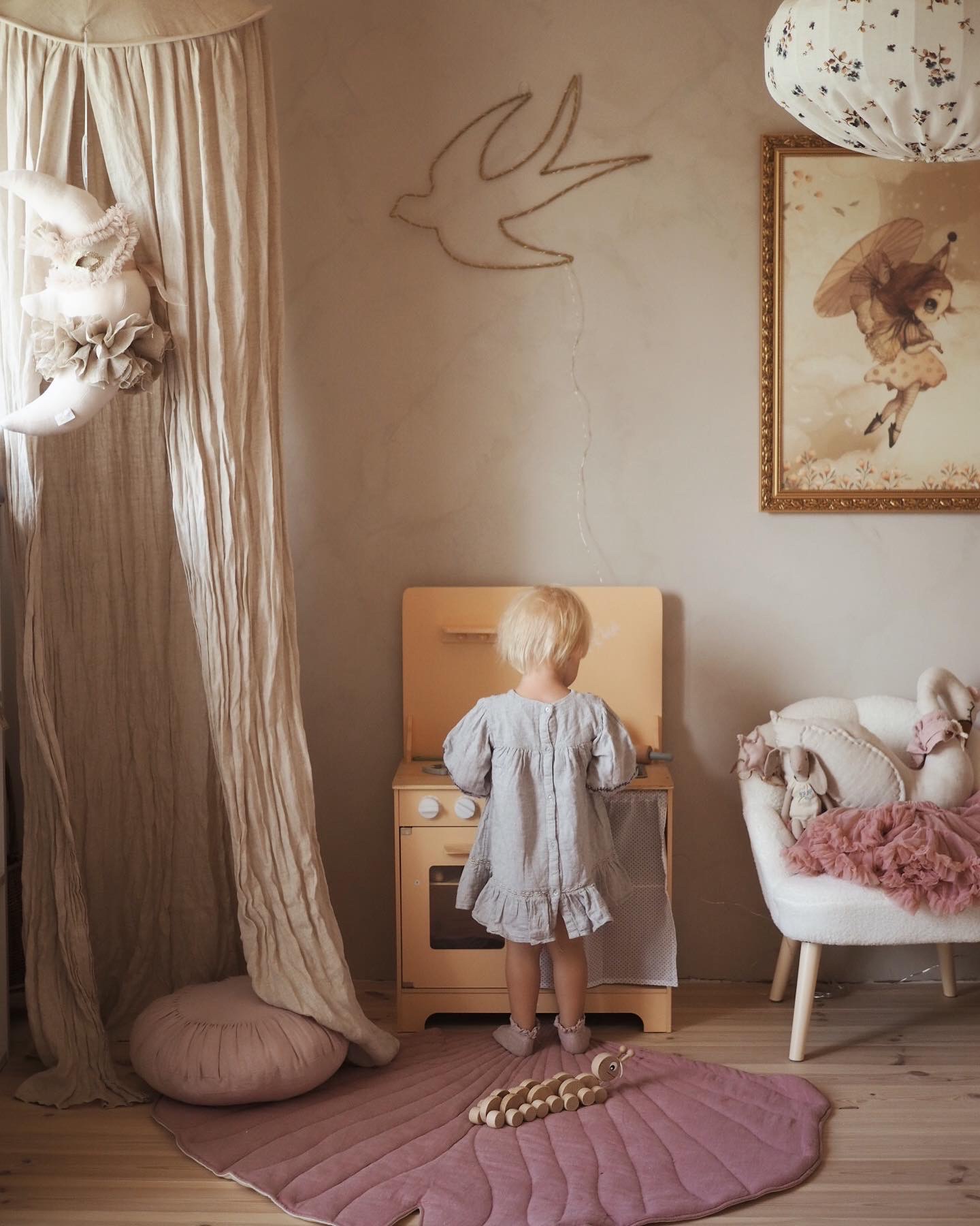 Holzküche mit Schürze, Zubehör und LED-Beleuchtung