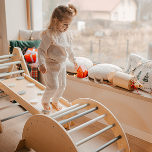 Indoor-Spielplatz aus Holz für Kinder – Kletterwand, Rutsche, Kletterbogen/-wippe und Pikler-Dreieck
