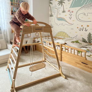Indoor-Spielplatz aus Holz mit Schaukel, Turnringen und Kletternetz