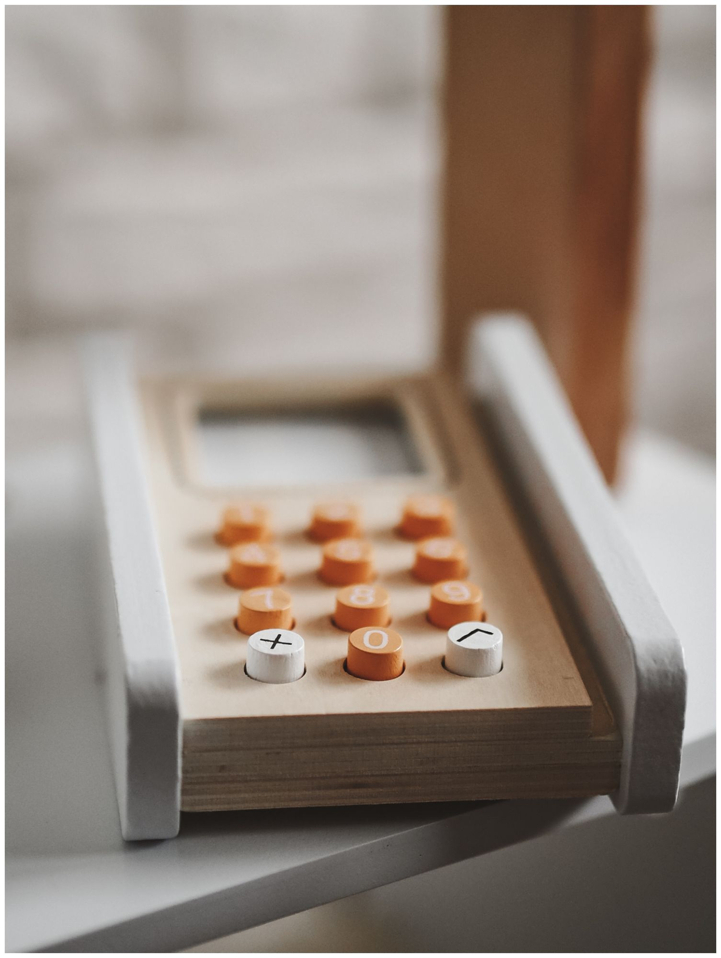 Gemüsestand - Holzstand mit Kisten, Kasse und Terminal