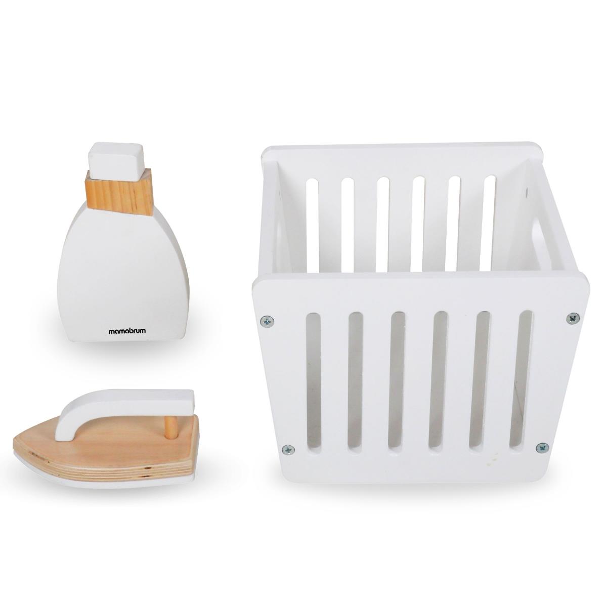 Waschmaschine aus Holz mit Bügeleisen, Korb und Waschmittel