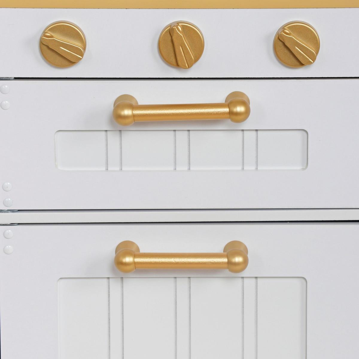 Weiße Holzküche mit Zubehör und Schürze