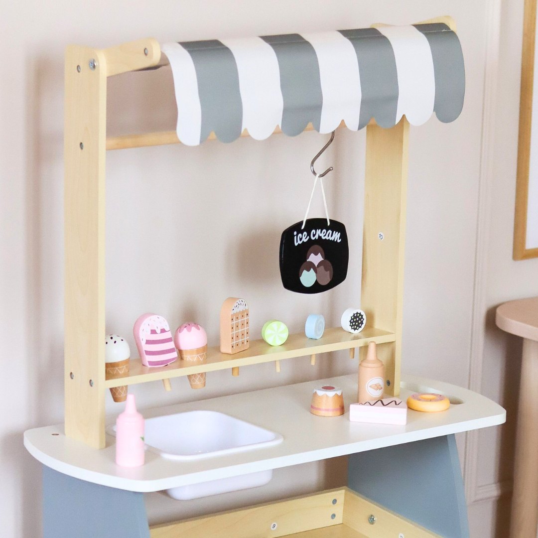 Hölzerne Eisdiele auf Rädern - Eiscreme-Wagen