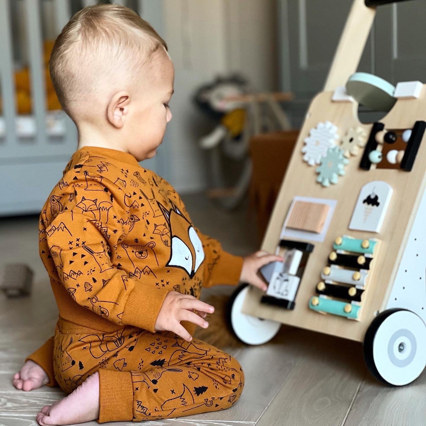 Lernlaufwagen mit Bildungsfunktion / Schieber aus Holz - Manipulationsbrett