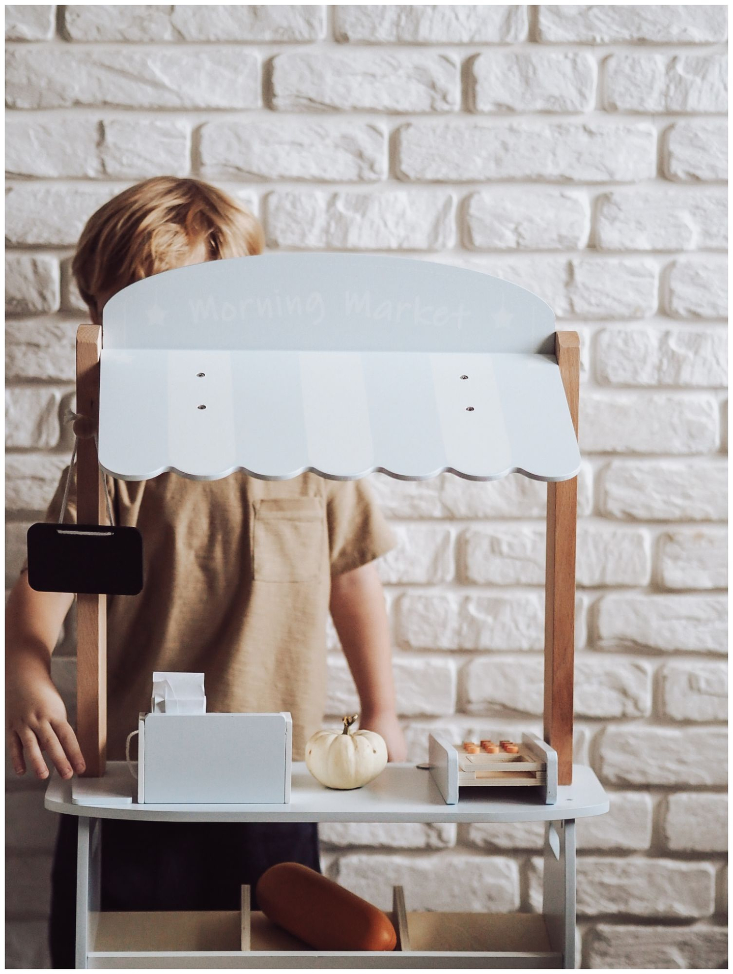 Gemüsestand - Holzstand mit Kisten, Kasse und Terminal