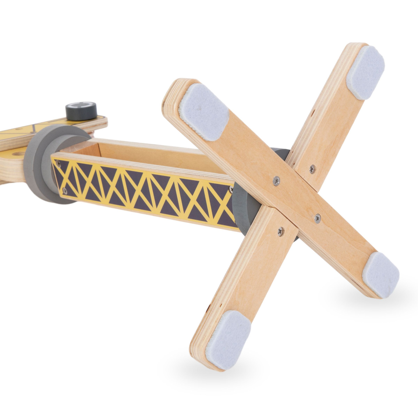 Holzbaustelle mit großem Mobilkran und Fahrzeugen, Turmkran