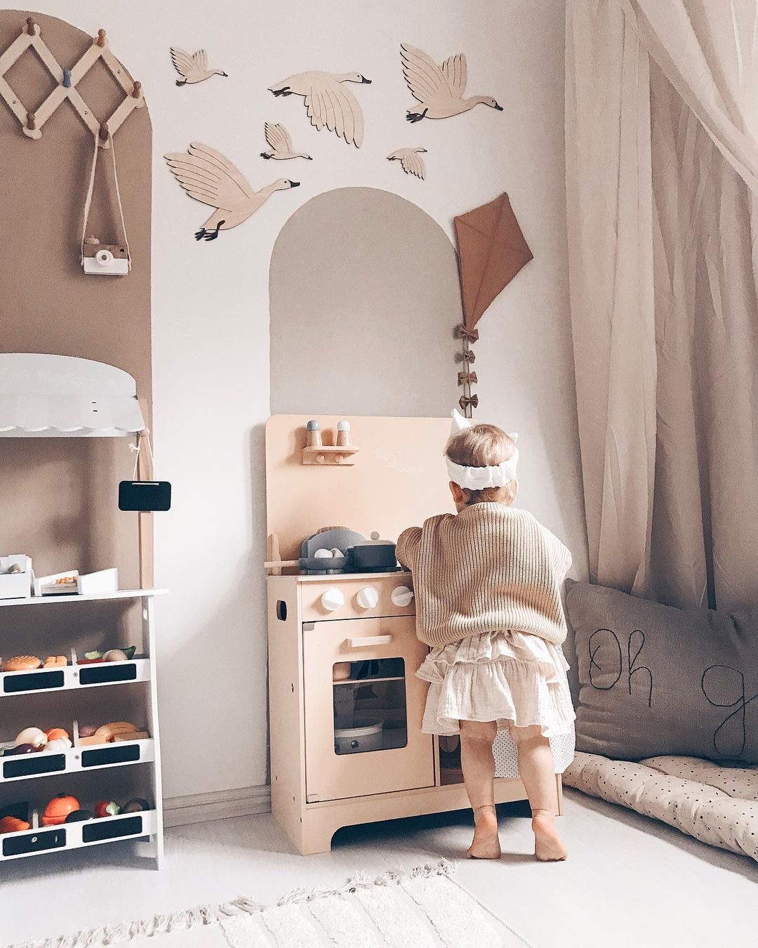 Holzküche mit Schürze, Zubehör und LED-Beleuchtung