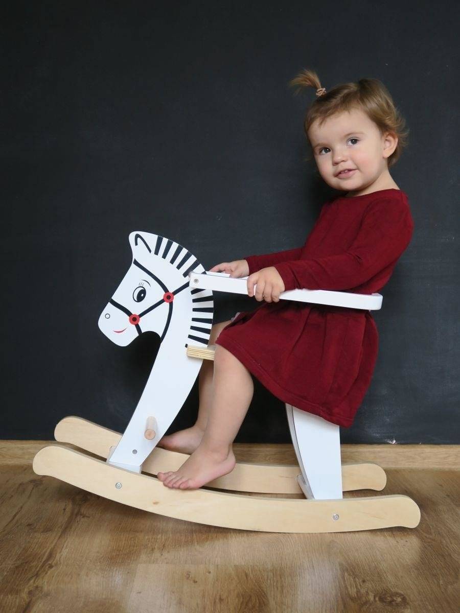 Holzschaukelpferd mit Schutzgitter K11