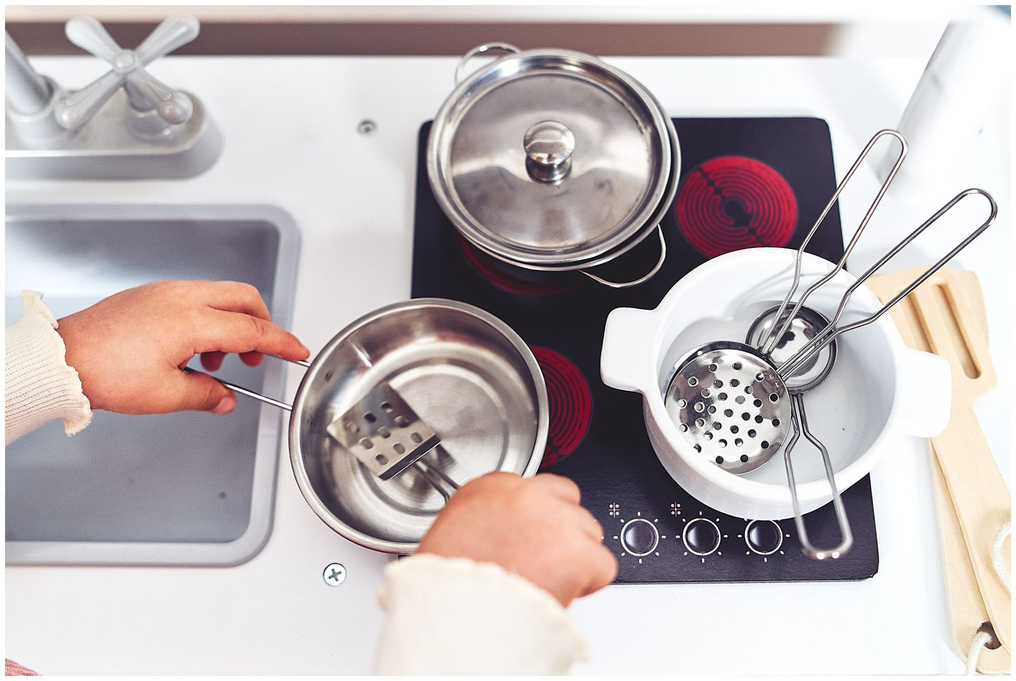 Großes weiße Küche aus Holz mit Zubehör und Schürze