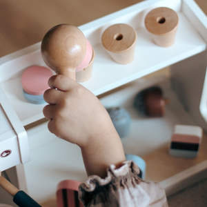 Hölzerne Eisdiele mit Kaffeemaschine - Coffeeshop mit Zubehör