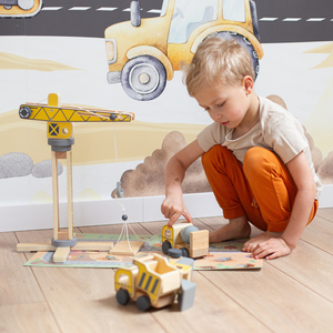 Holzbaustelle mit großem Mobilkran und Fahrzeugen, Turmkran