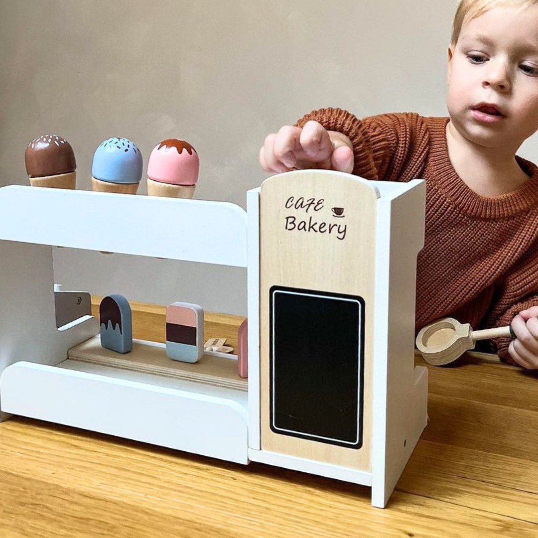 Hölzerne Eisdiele mit Kaffeemaschine - Coffeeshop mit Zubehör