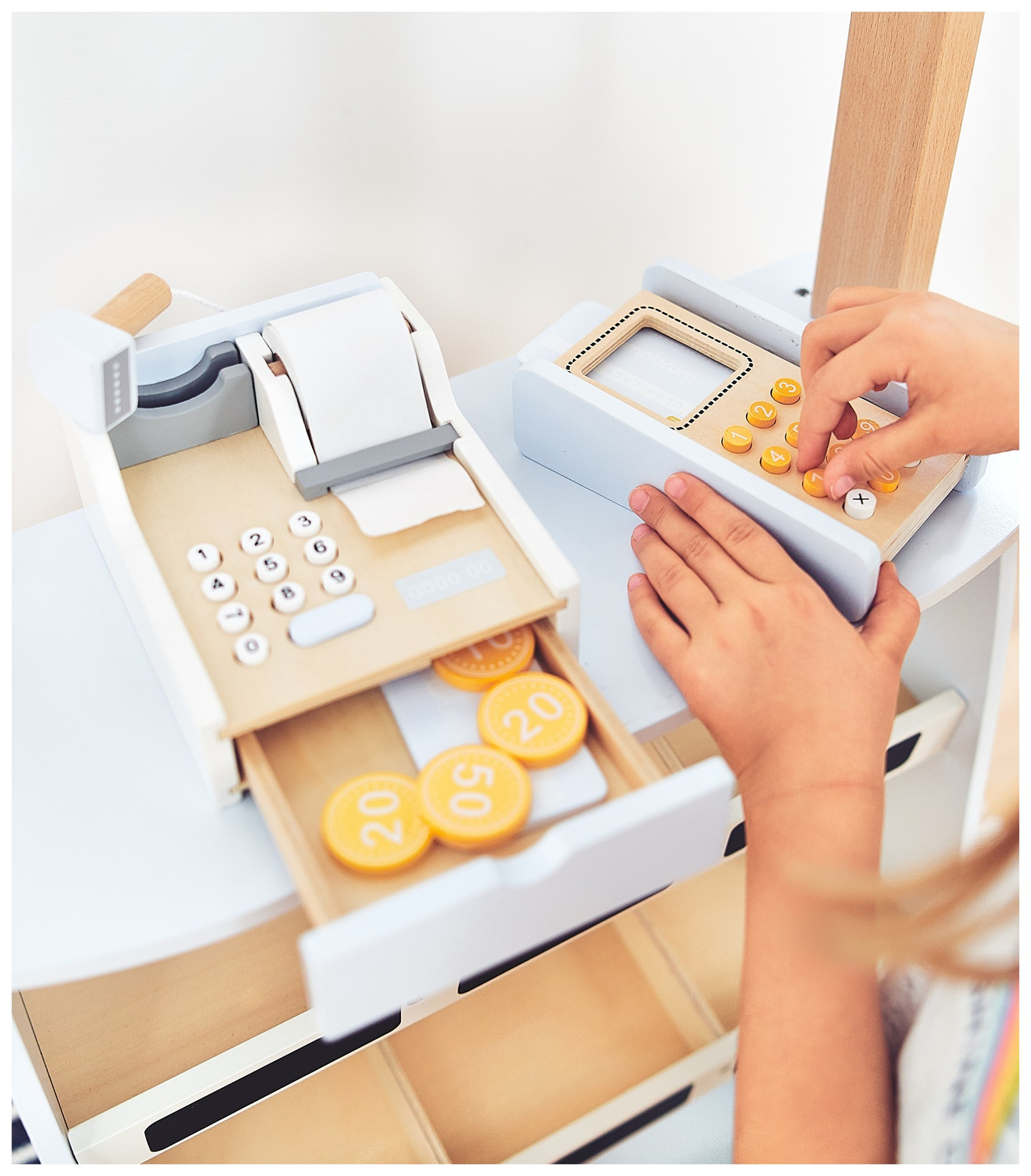 Gemüsestand - Holzstand mit Kisten, Kasse und Terminal