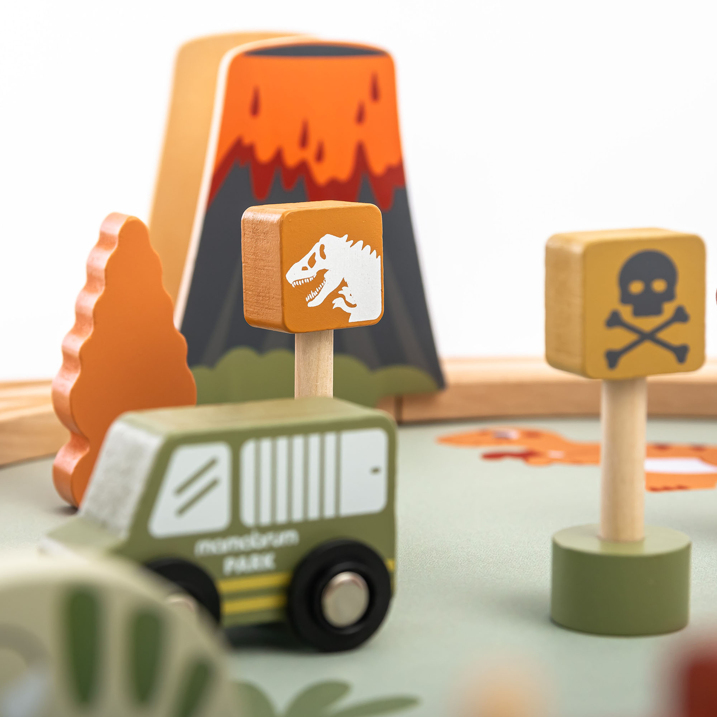 Dino Park Holzeisenbahn mit Antirutschmatte - Dinosaurier, Zug, Gleise, Vulkan, Glocke