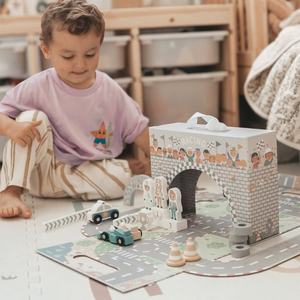 Magnetischer Koffer mit Rennstrecke, Holzfahrzeugen und Straßenzubehör