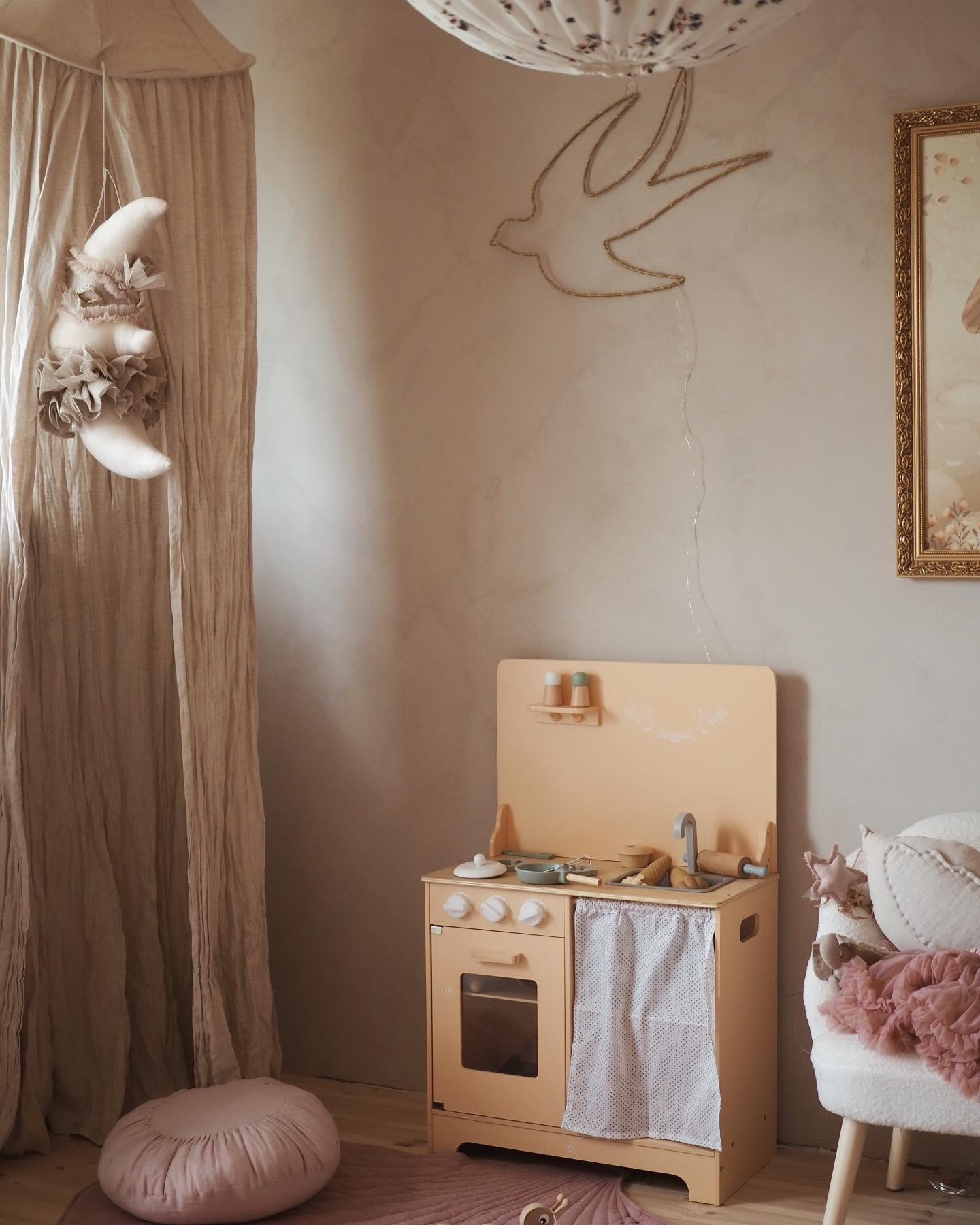 Holzküche mit Schürze, Zubehör und LED-Beleuchtung