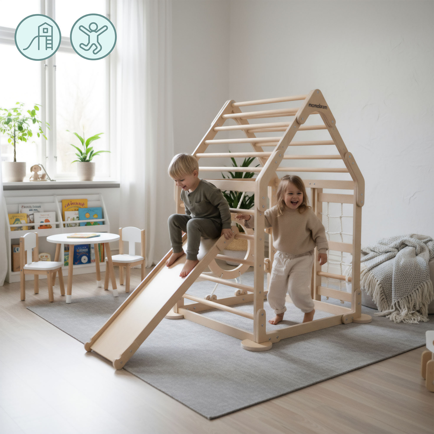 Indoor-Spielplatz aus Holz für Kinder – ein Haus mit Leitern und Rutsche