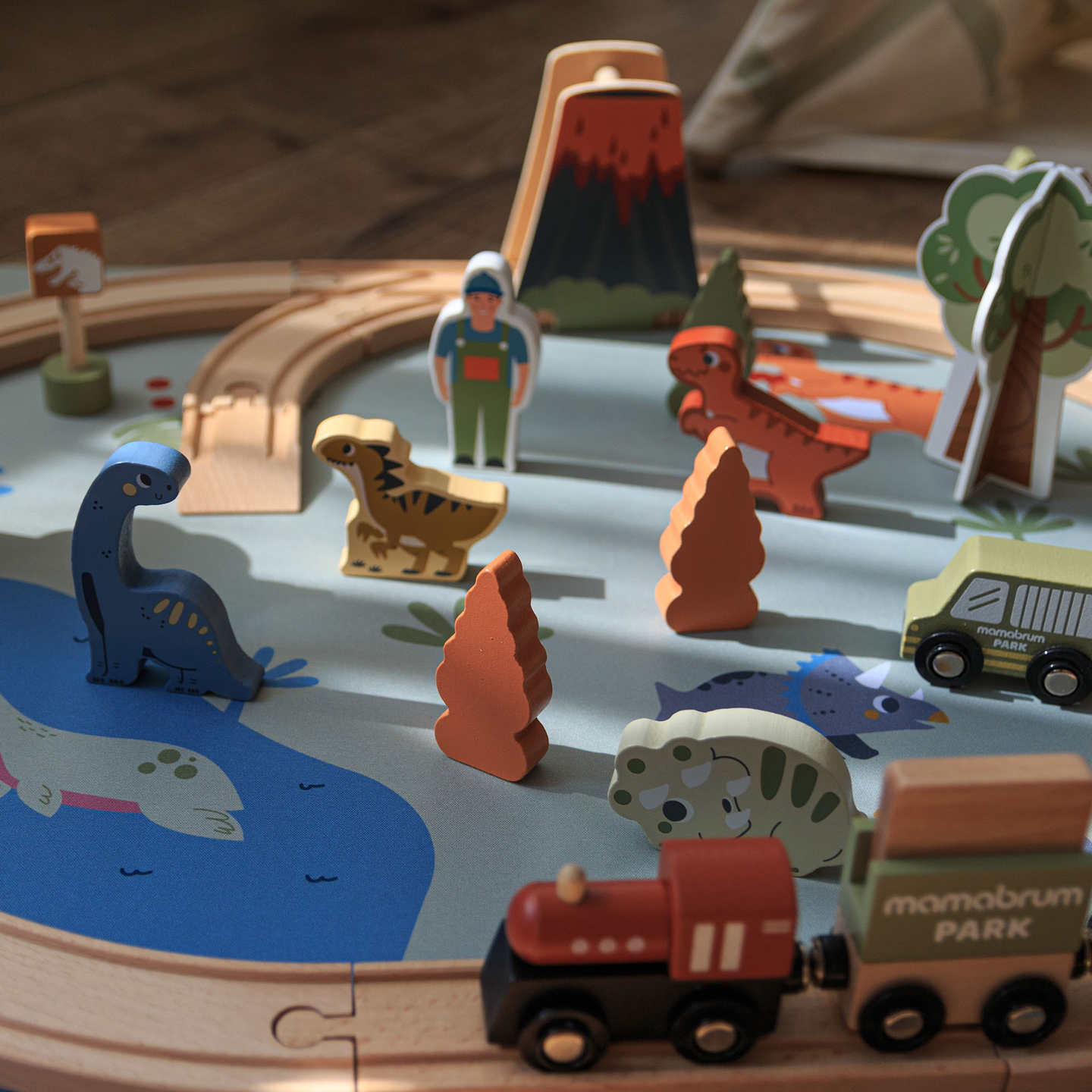 Dino Park Holzeisenbahn mit Antirutschmatte - Dinosaurier, Zug, Gleise, Vulkan, Glocke