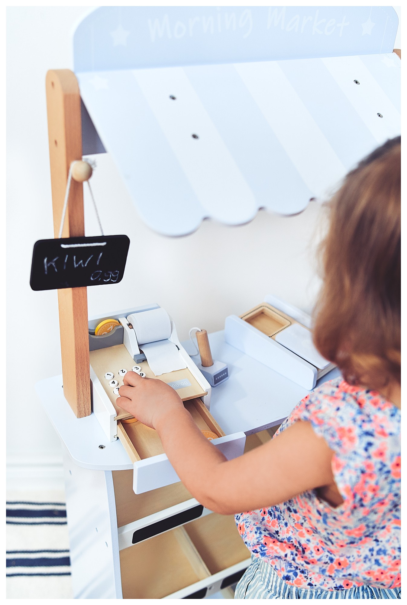 Gemüsestand - Holzstand mit Kisten, Kasse und Terminal