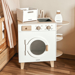 Waschmaschine aus Holz mit Bügeleisen, Korb und Waschmittel