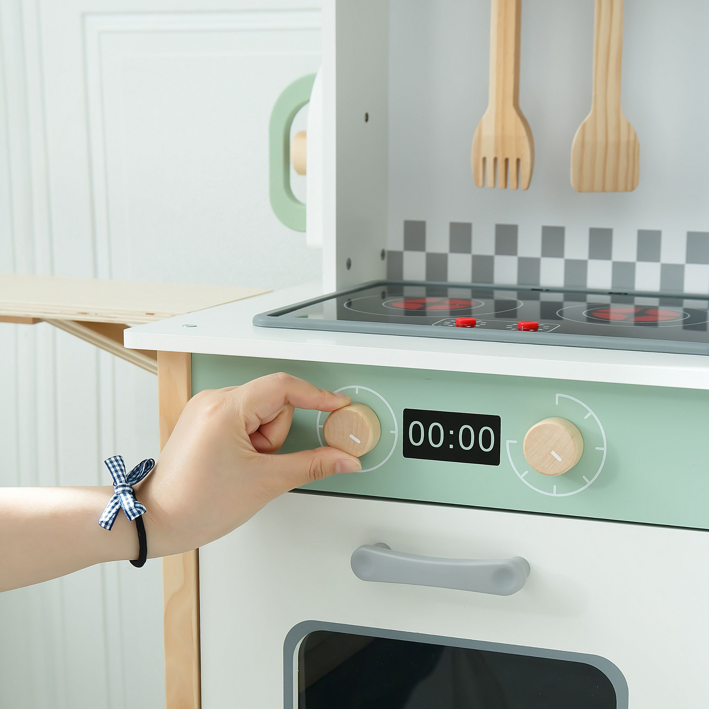 Interaktive Küche mit Waschmaschine, Geschirrspüler und Kreidetafel