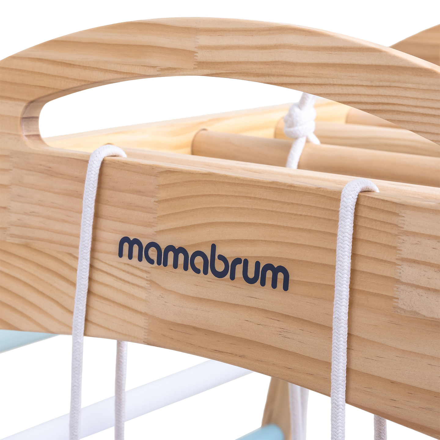 Indoor-Spielplatz aus Holz mit Schaukel, Turnringen und Kletternetz