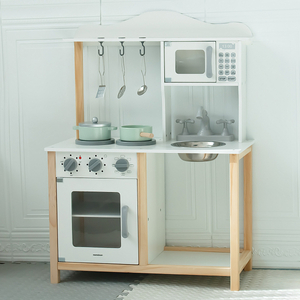 Kinderküche aus Holz mit Mikrowelle