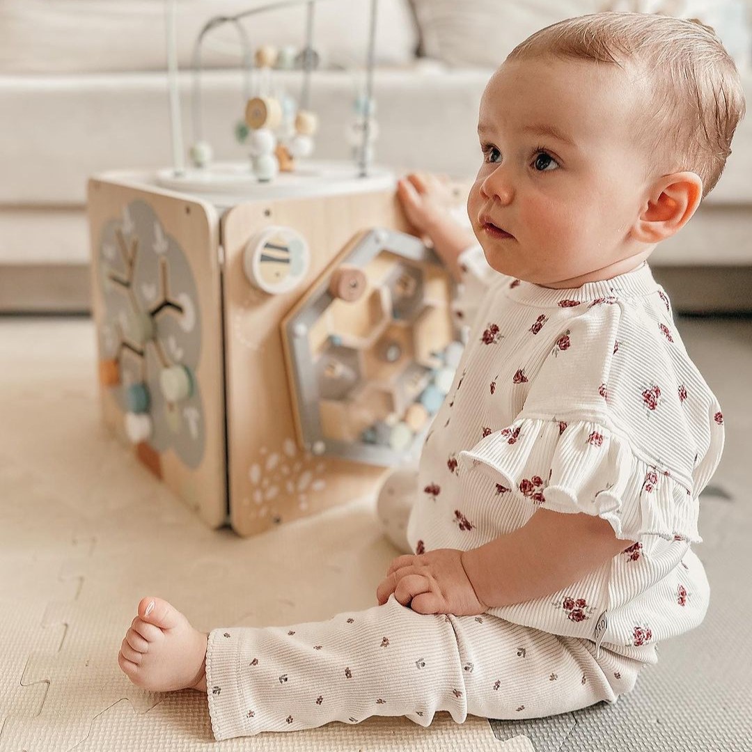 Großer Aktivitätswürfel aus Holz mit Schlaufe - Montessori