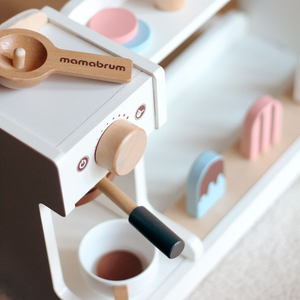 Hölzerne Eisdiele mit Kaffeemaschine - Coffeeshop mit Zubehör