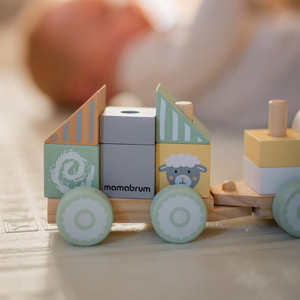 Holzeisenbahn mit Blöcken für einen Jungen - Bauernhof