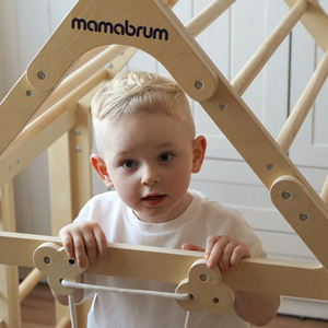 Indoor-Spielplatz aus Holz für Kinder – ein Haus mit Leitern und Rutsche