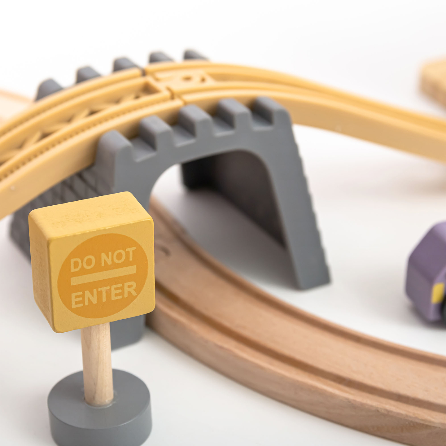 Hölzerne Stadteisenbahn mit elektrischer Lokomotive – beweglicher Kran, Schiff, Brücken