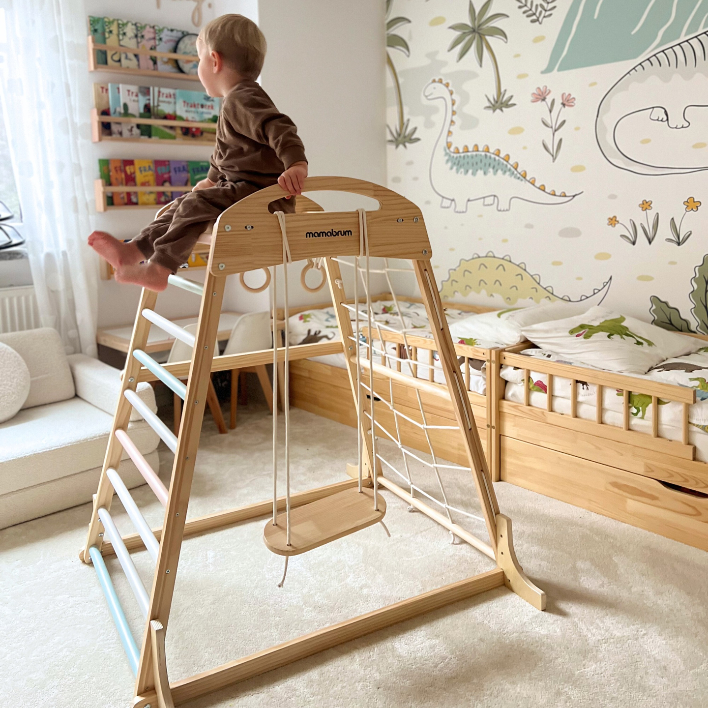 Indoor-Spielplatz aus Holz mit Schaukel, Turnringen und Kletternetz