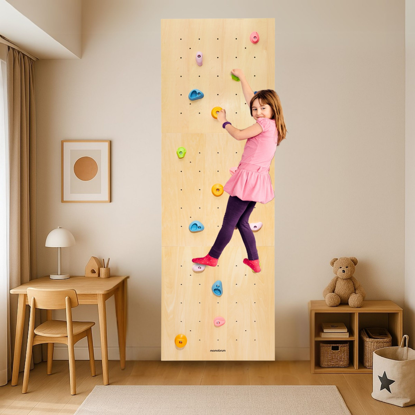 Hölzerne Kletterwand für Kinder
