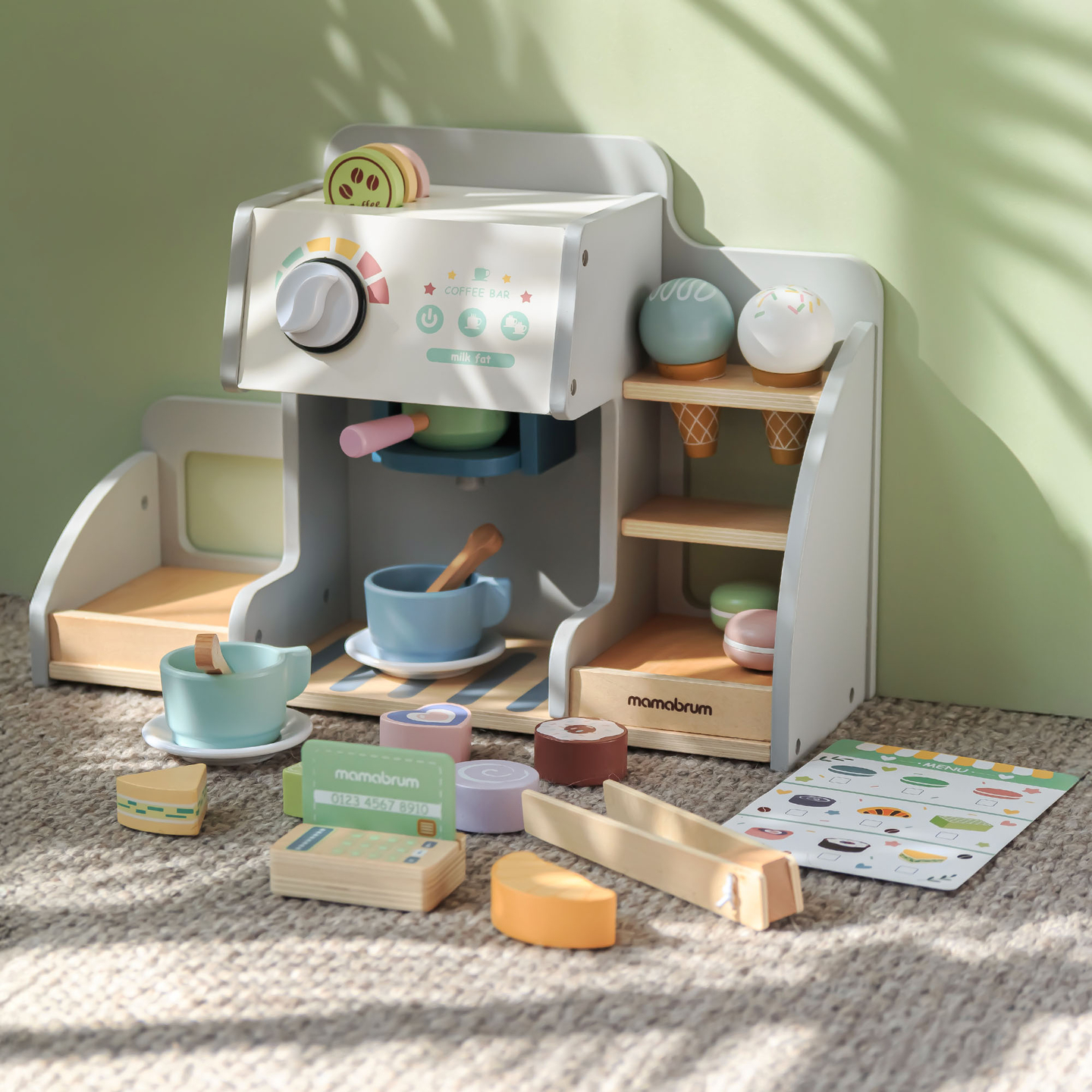 Ein großes Holzcafé und eine Eisdiele mit Magnettafel, Kaffeemaschine und Eis- und Dessertset - über 70 Teile!