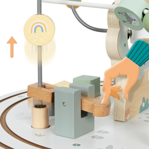 Runder Lerntisch aus Holz mit Magneteisenbahn und Perlenwerfer