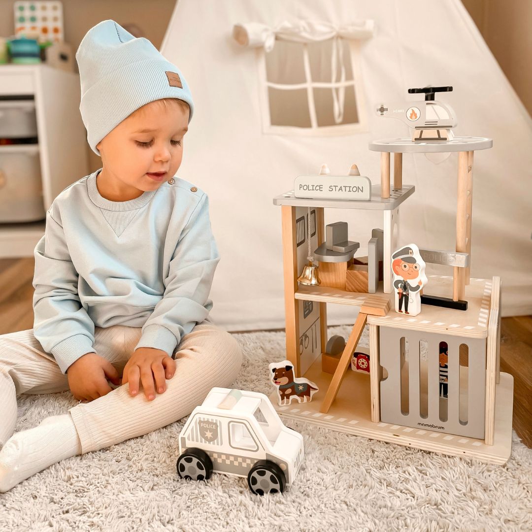 Polizeistation aus Holz mit Zubehör