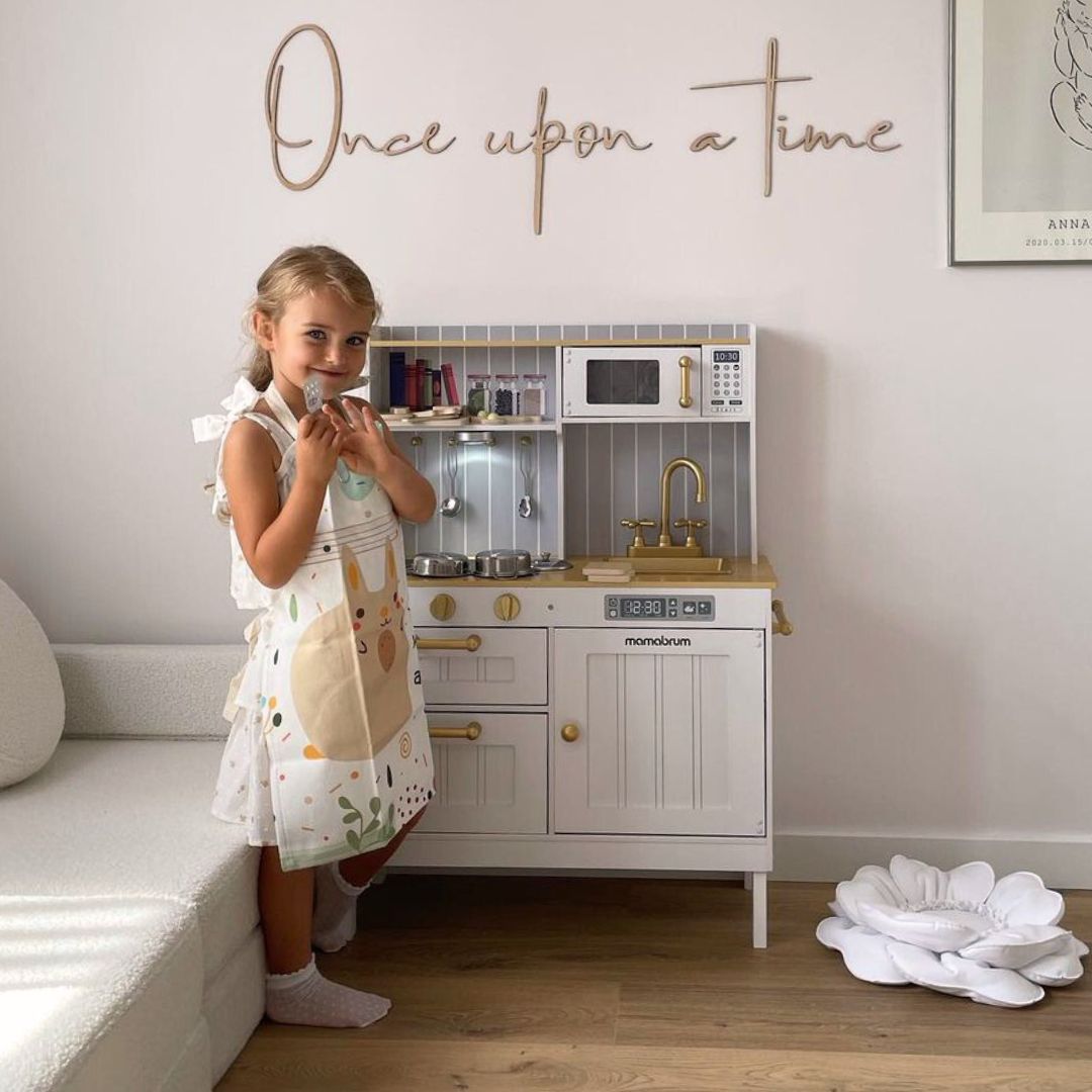 Weiße Holzküche mit Zubehör und Schürze