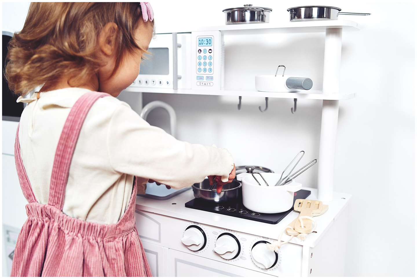 Großes weiße Küche aus Holz mit Zubehör und Schürze
