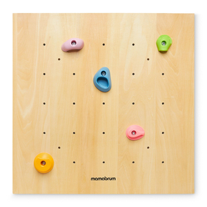 Hölzerne Kletterwand für Kinder