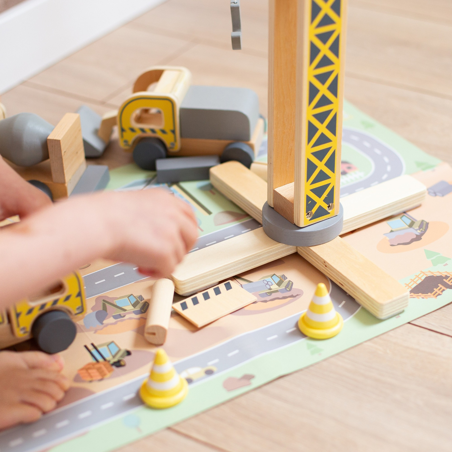 Holzbaustelle mit großem Mobilkran und Fahrzeugen, Turmkran