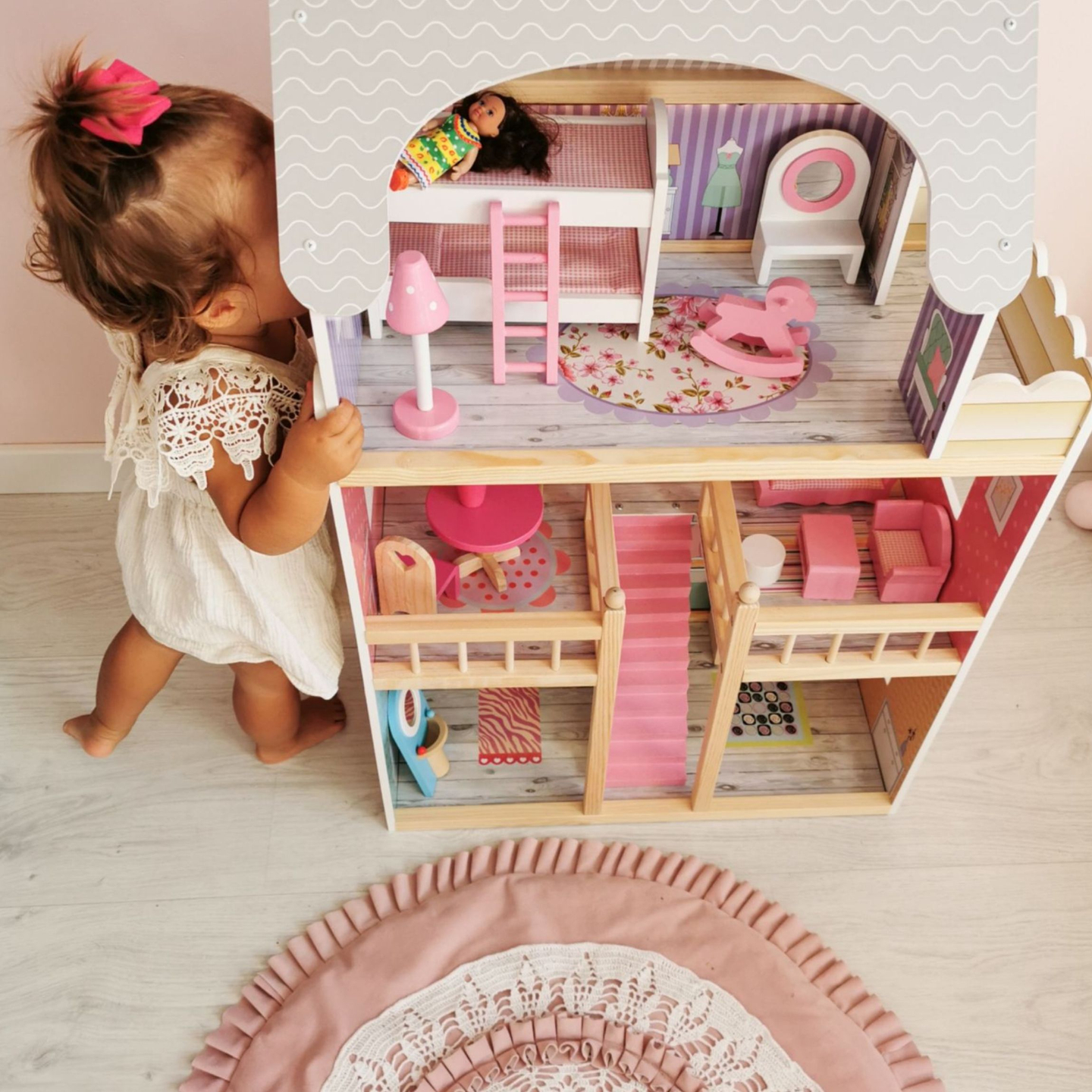 Großes 3-stöckiges Holzpuppenhaus mit Terrasse, Möbelset und LED-Beleuchtung!